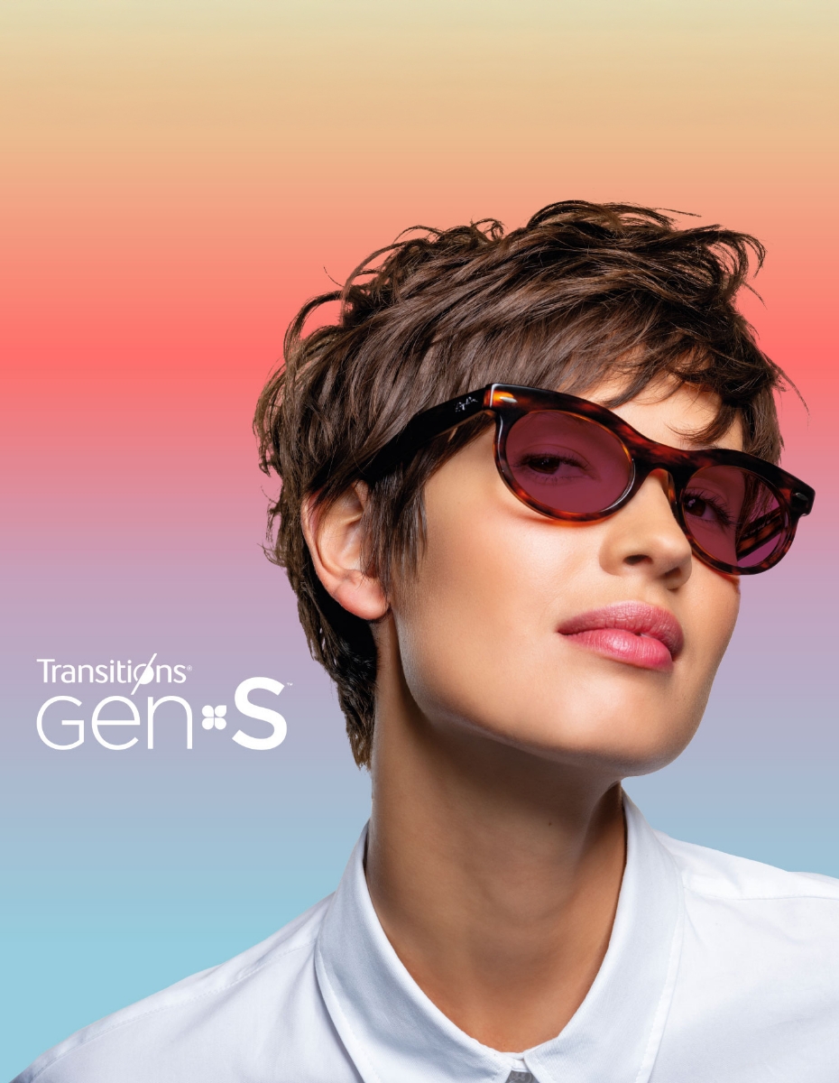 Frau mit Sonnenbrille vor buntem Hintergrund.